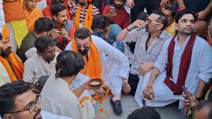 बागेश्वर बाबा संग जमीन पर बैठकर पी चाय