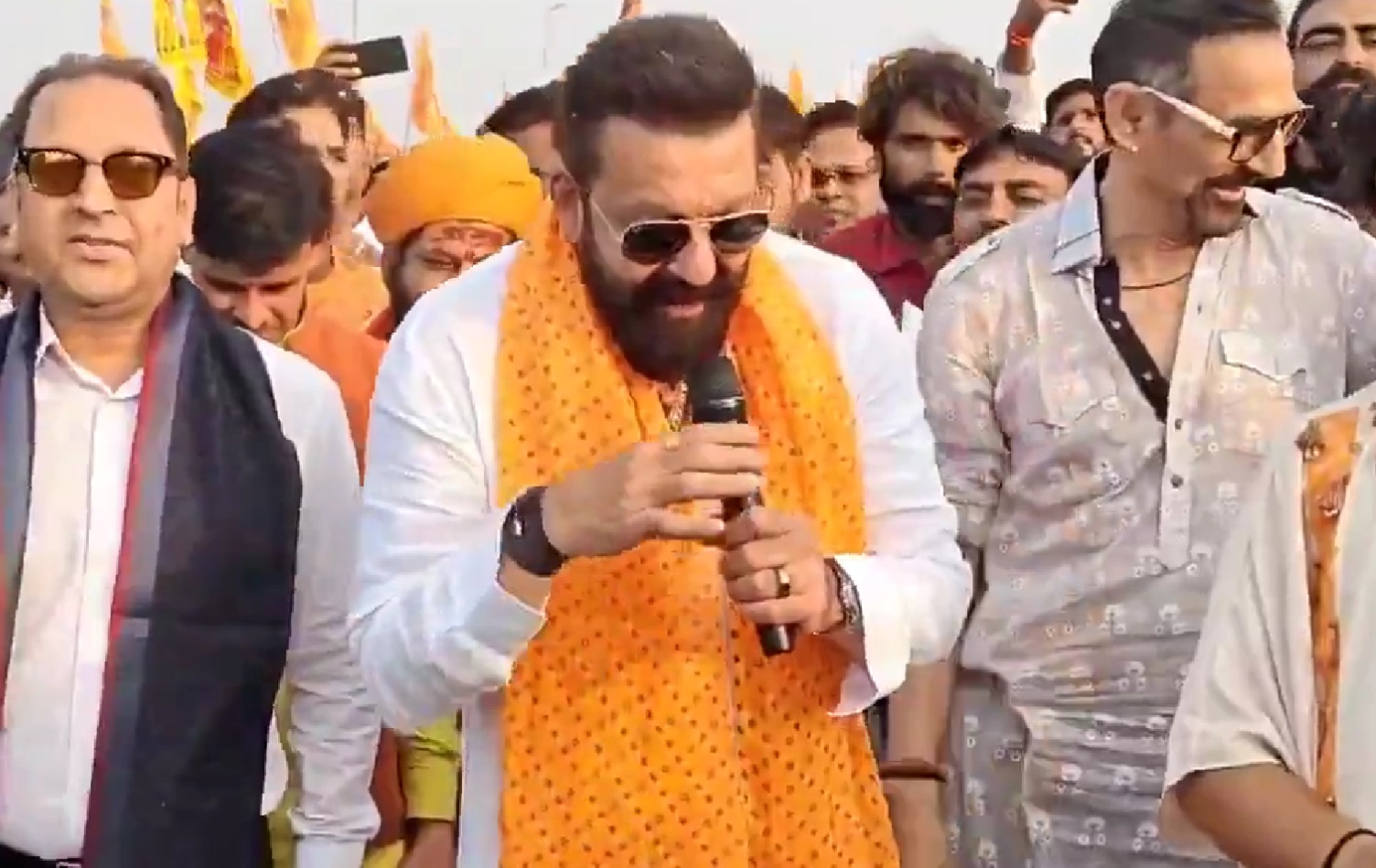 खूब की धीरेंद्र कृष्ण शास्त्री की तारीफ