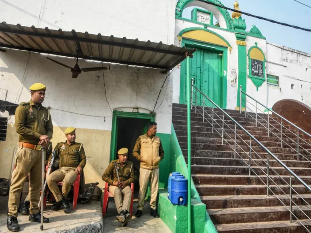 Sambhal News: दंगा मुतास्सिर इलाके का दौरा करेगा सपा डेलिगेशन, 12 लोग शामिल Sambhal News: दंगा मुतास्सिर इलाके का दौरा करेगा सपा डेलिगेशन, 12 लोग शामिल