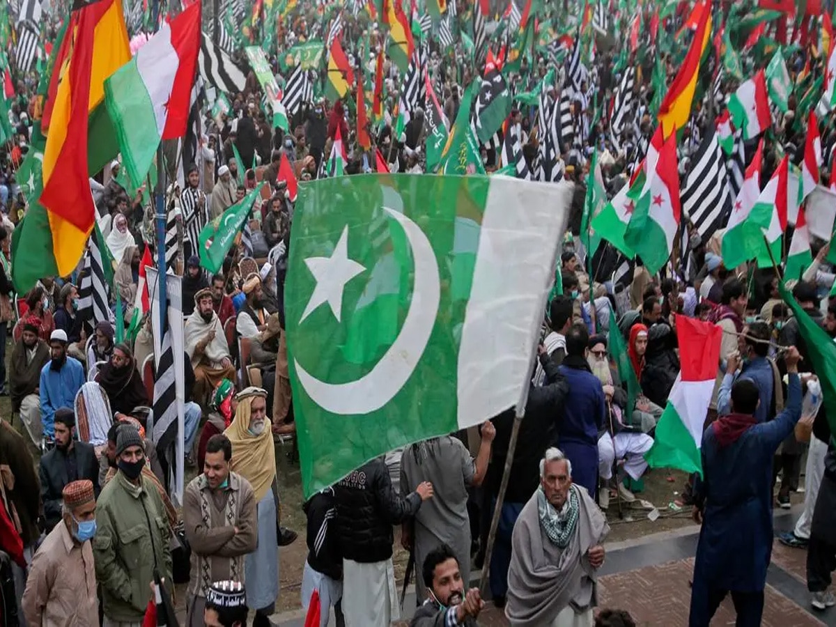 Pakistan Rally Update: शूट एट साइट का ऑर्डर, पूर्व पीएम की रैली से बिगड़े हालात