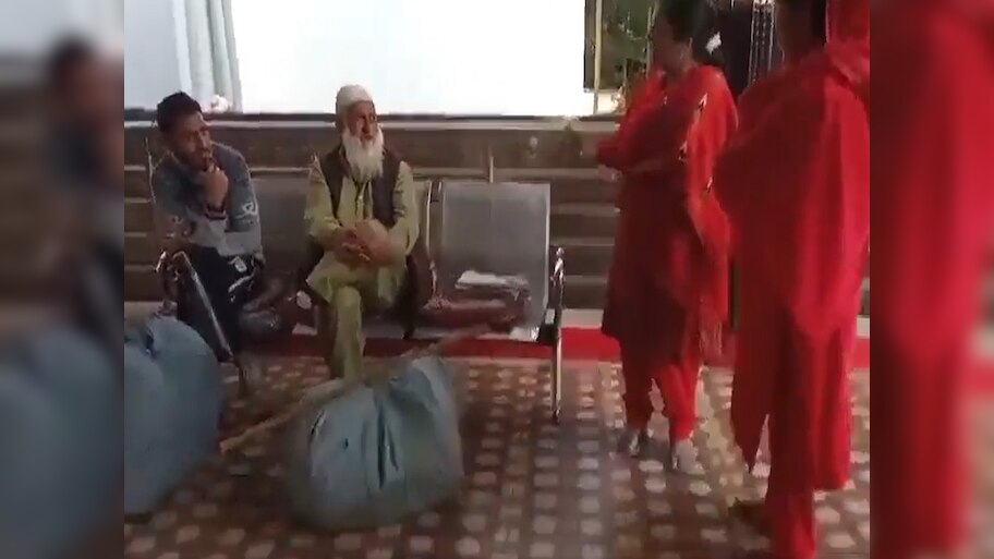 भारत में नहीं बेच सकते कम्बल, लगाओ जय श्रीराम का नारा, कश्मीरी फेरीवाले से बदसलूकी