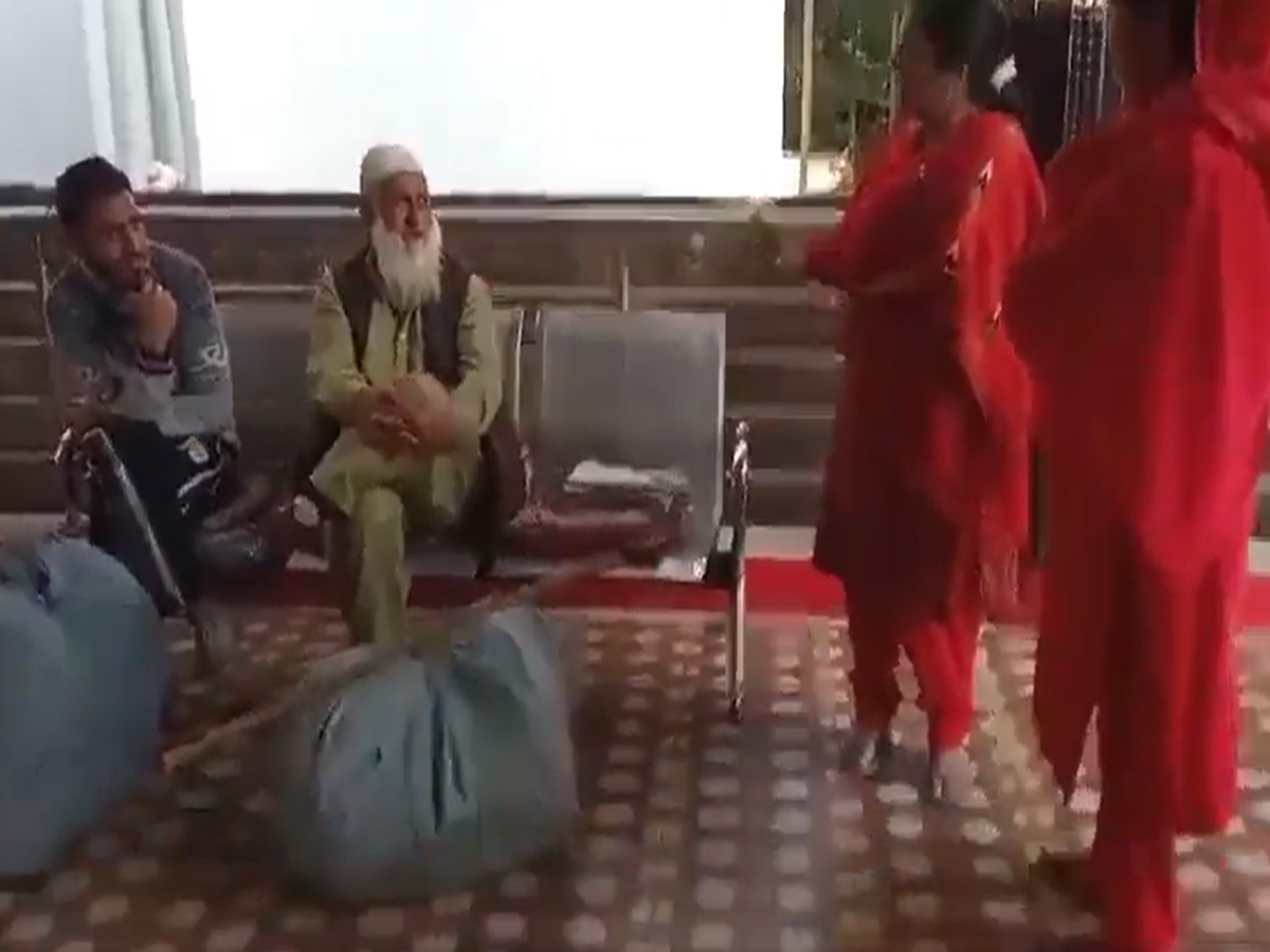 भारत में नहीं बेच सकते कम्बल, लगाओ जय श्रीराम का नारा, कश्मीरी फेरीवाले से बदसलूकी भारत में नहीं बेच सकते कम्बल, लगाओ जय श्रीराम का नारा, कश्मीरी फेरीवाले से बदसलूकी