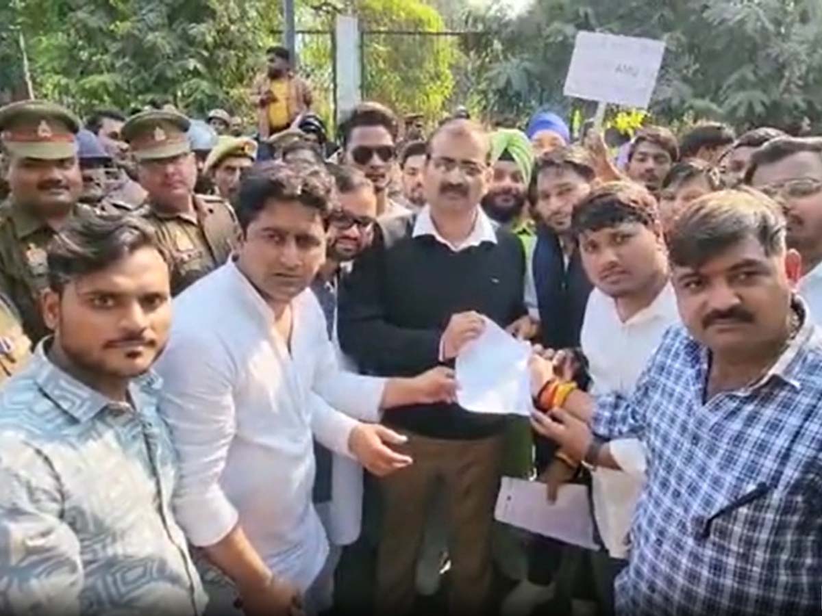 UP News: अल्पसंख्यकों का दर्जा बरकरार रखने के बाद AMU में उठी नई मांग; इस बात निकला विरोध मार्च UP News: अल्पसंख्यकों का दर्जा बरकरार रखने के बाद AMU में उठी नई मांग; इस बात निकला विरोध मार्च