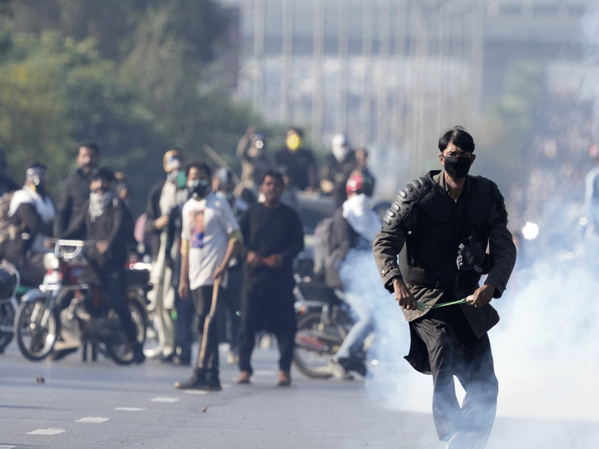 पाकिस्तान में स्थिति चिंताजनक, हिंसक हुआ प्रदर्शन, PTI नेता अब्दुल कादिर खान समेत 12 की मौत पाकिस्तान में स्थिति चिंताजनक, हिंसक हुआ प्रदर्शन, PTI नेता अब्दुल कादिर खान समेत 12 की मौत