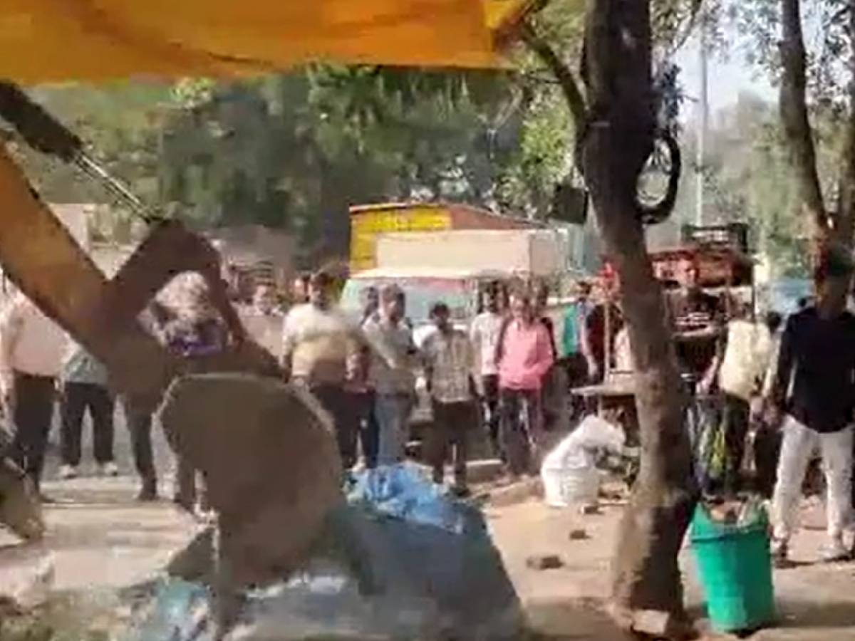 Bulldozer Action in Gurugram: उद्योग विहार में अतिक्रमण पर चला पीला पंजा, मना करने के बावजूद घेर रखी थी रोड