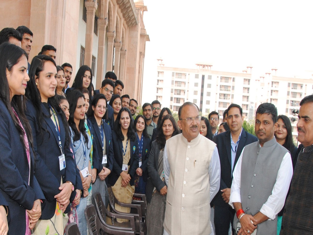 राजस्थान प्रशासनिक सेवा के प्रशिक्षु अधिकारियों से वासुदेव देवनानी ने की मुलाकात, बोले-  विनम्र रहकर निष्पक्षता से काम करें