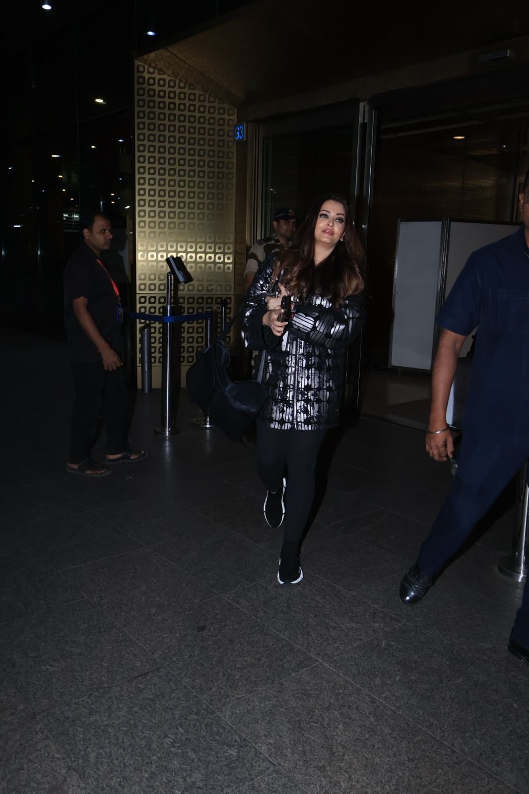 एयरपोर्ट पर अकेली नजर आईं ऐश्वर्या राय बच्चन
