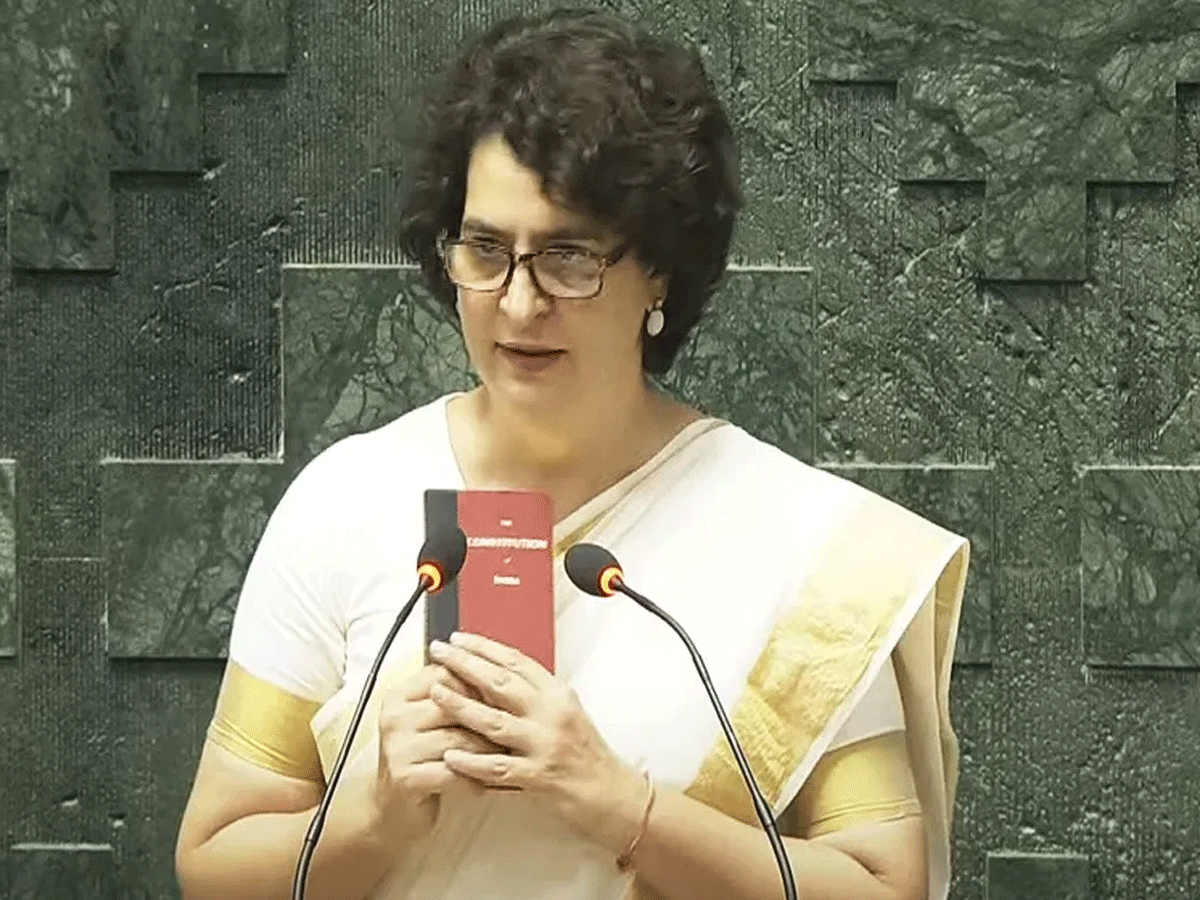 दादी के 40 साल बाद संसद पहुंची है पोती, क्या कांग्रेस की गिरती साख को बचा पाएंगी प्रियंका ? दादी के 40 साल बाद संसद पहुंची है पोती, क्या कांग्रेस की गिरती साख को बचा पाएंगी प्रियंका ?