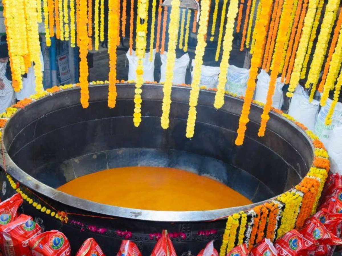 Akbar Rice Ajmer Dargah Sharif Saffron rice is prepared for devotees in Akbar era ...