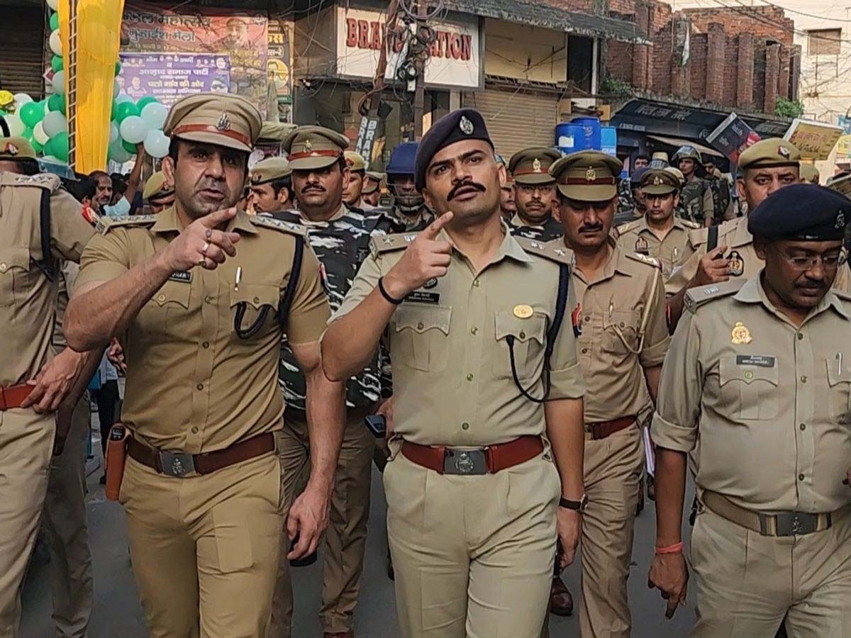 Sambhal Violence: संभल में जुमा की नमाज के पहले पुलिस ने किया मार्च; शाही मस्जिद के इमाम ने की ये अपील