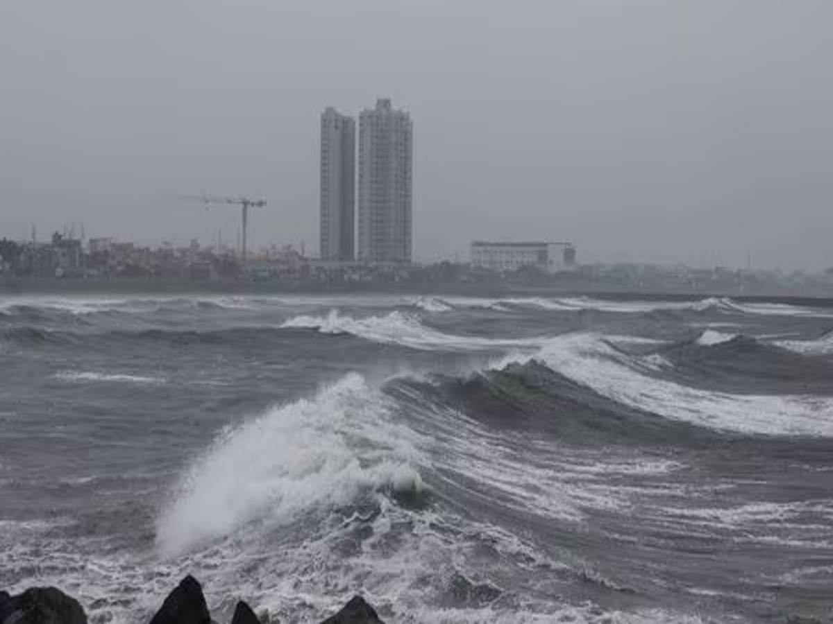 Cyclone Fengal की वजह से इन इलाकों में होगी भारी बारिश, बाढ़ की भी खतरा Cyclone Fengal की वजह से इन इलाकों में होगी भारी बारिश, बाढ़ की भी खतरा