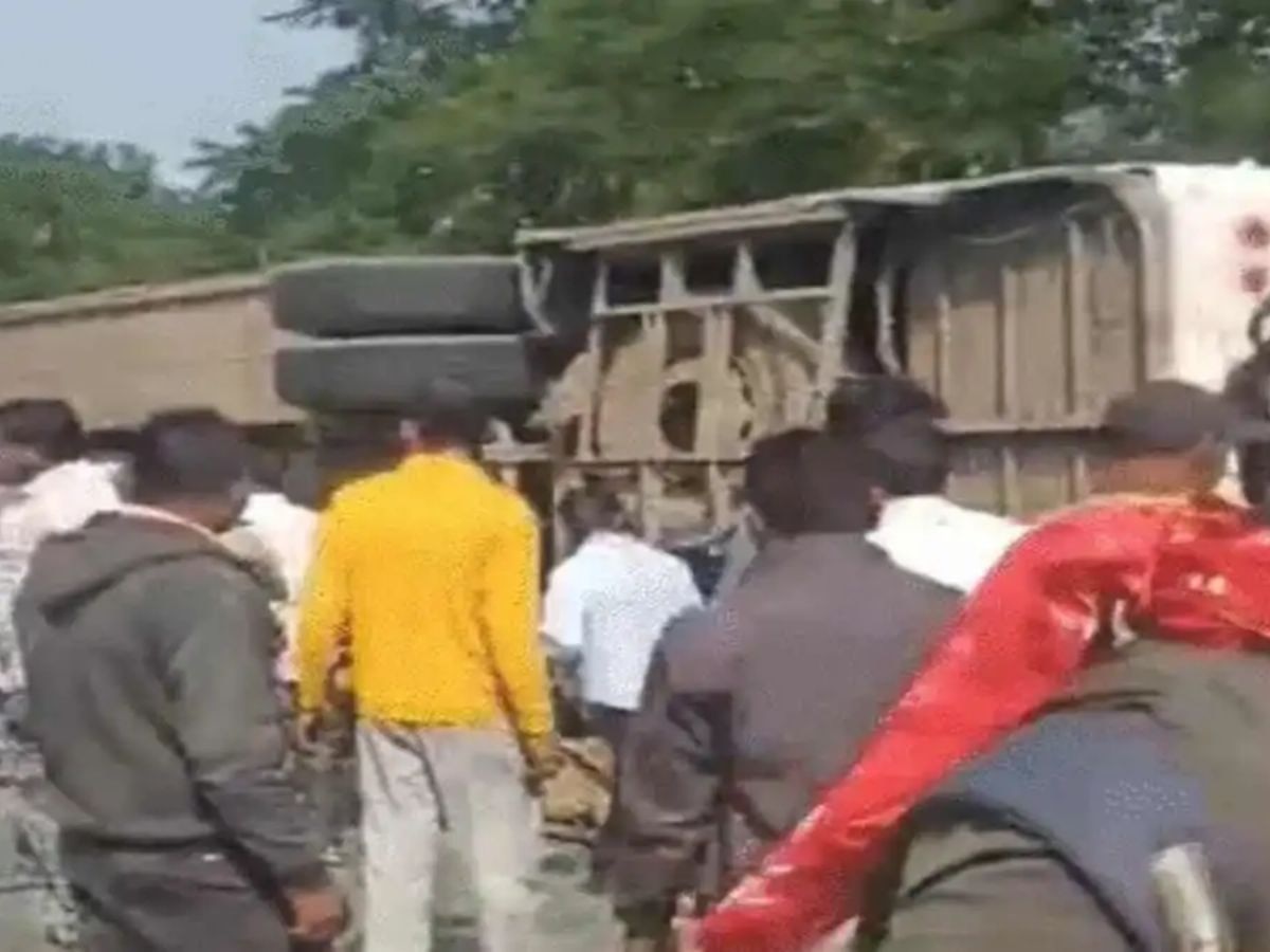 Accident News: ଜଣଙ୍କୁ ବଞ୍ଚାଇବାକୁ ଯାଇ ଓଲଟି ପଡ଼ିଲା ବସ, ୧୨ ଜଣଙ୍କ ଜୀବନ ହାନୀ