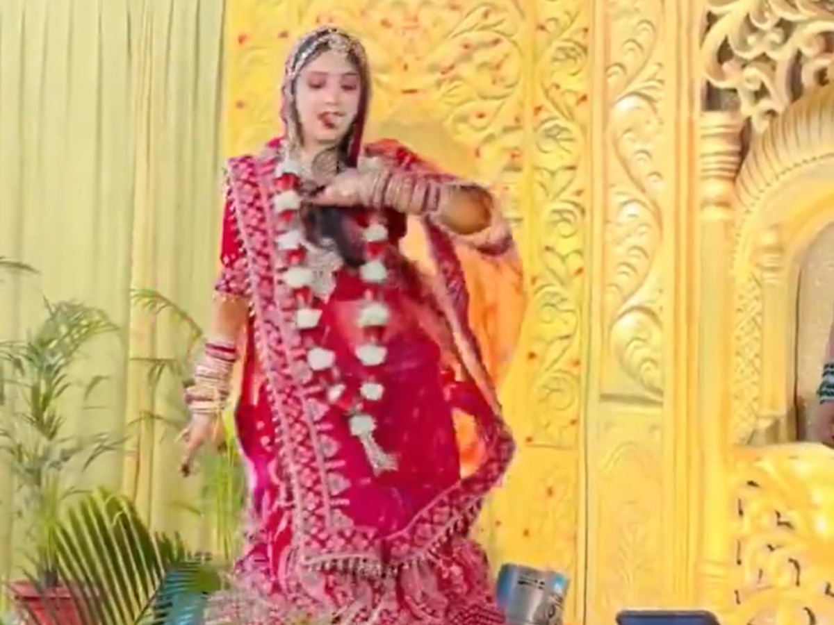 Bride Dance On Sunny Leone Song On Wedding Stage Set Internet On Fire Read  Funny Reaction|दुल्हन का डांस देख यूजर्न ने पीटा माथा, सनी लियोनी के गाने  पर ऐसा किया डांस, स्टेज