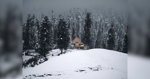 Weather Update: कश्मीर में बर्फबारी, तमिलनाडु में बारिश, दिल्ली में कब आएगी कड़ाके की ठंड?