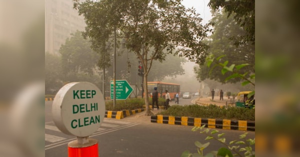 Delhi Pollution: दिल्ली की हवा में आया सुधार, 300 के नीचे पहुंचा कई जगहों का AQI