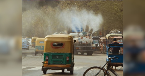 Delhi Pollution: दिल्ली की हवा में आया थोड़ा सुधार, जानें अपने शहर का AQI