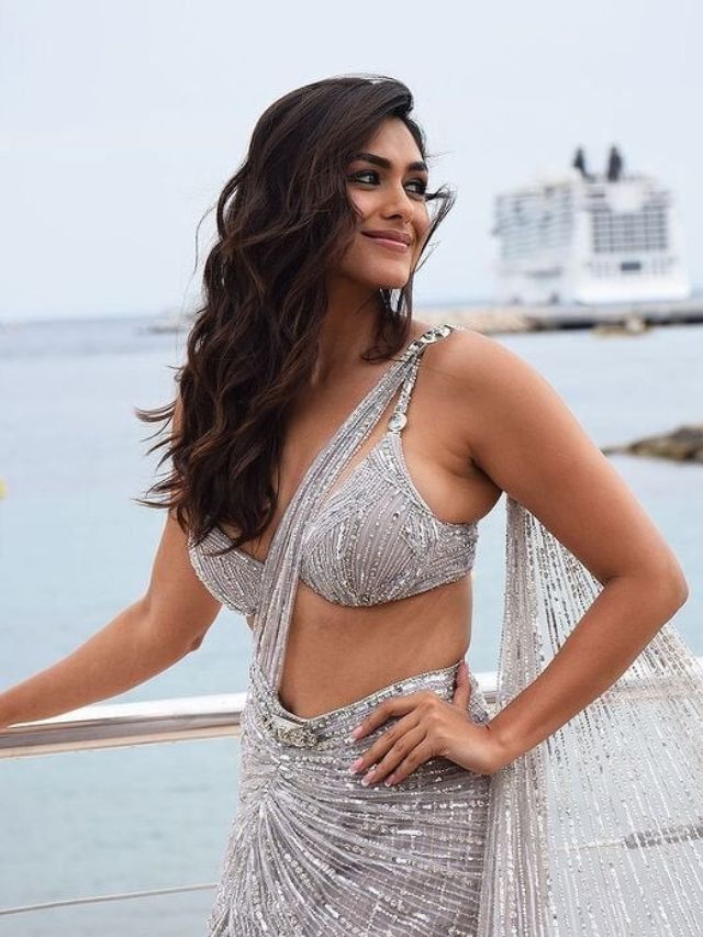 Bollywood Actress Mrunal Thakur curvy figure hot and bold saree photos | मृणाल ठाकुर की इन हॉट फोटोज ने लगाई फायर, अभिनेत्री ने कर्वी फिगर फ्लॉन्ट करते हुए दिए पोज | Hindi