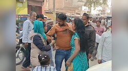 तू बेवफा... एक-दूसरे पर अवैध संबंध लगाकर भिड़े पति-पत्नी, सड़क पर खूब हुआ ड्रामा