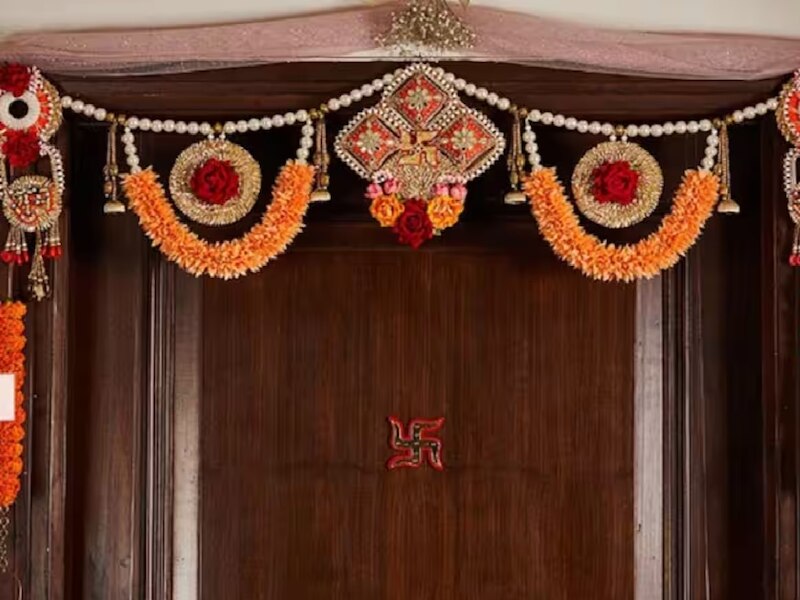 गेट पर ऊं या फिर स्वास्तिक