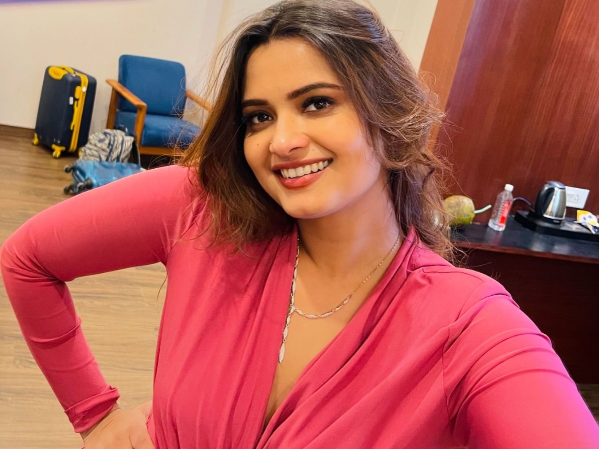 Neelam Giri beauty in pink dress fans said Bhojpuri actress Amazing hot ...