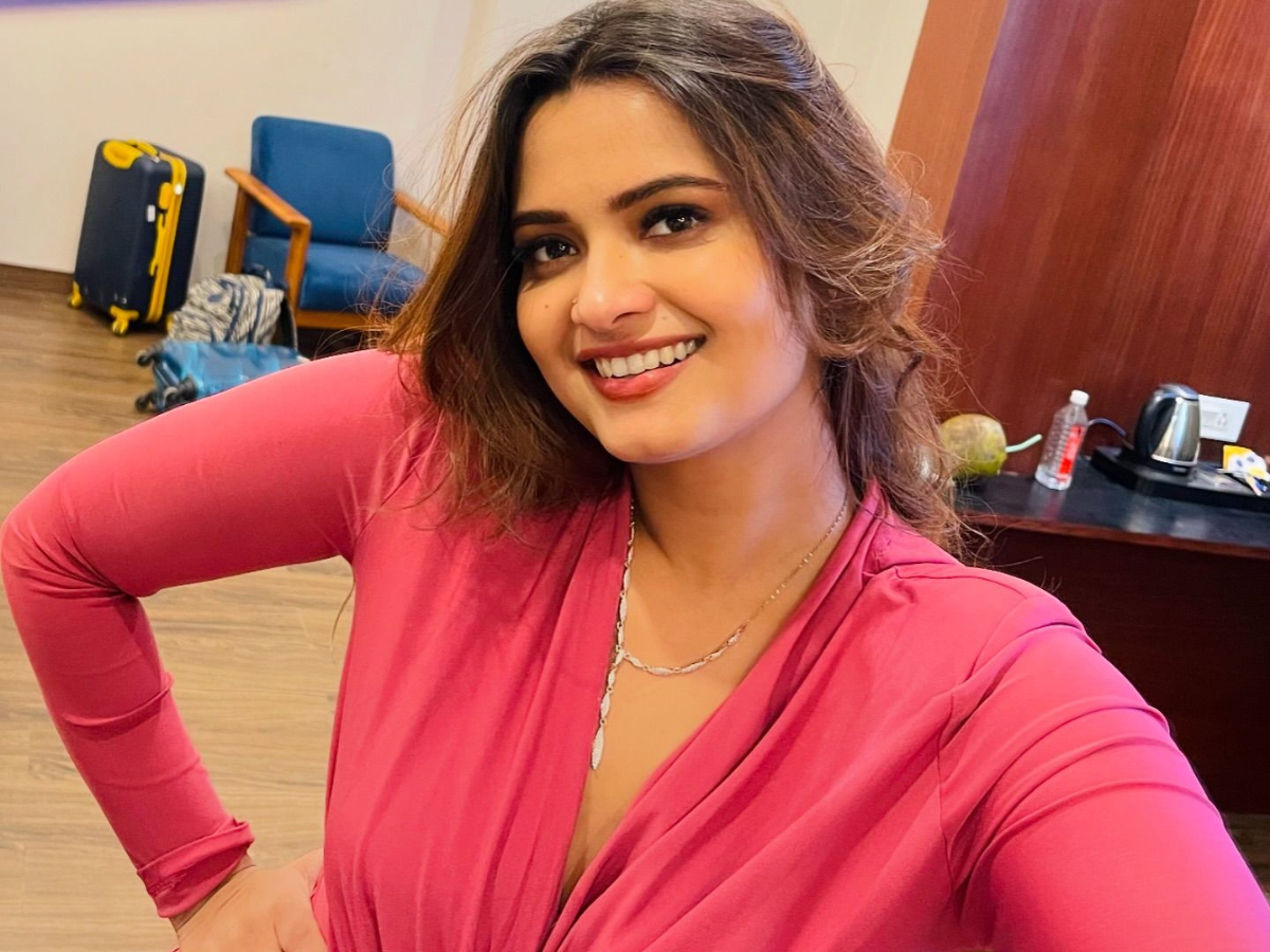 Neelam Giri beauty in pink dress fans said Bhojpuri actress Amazing hot ...