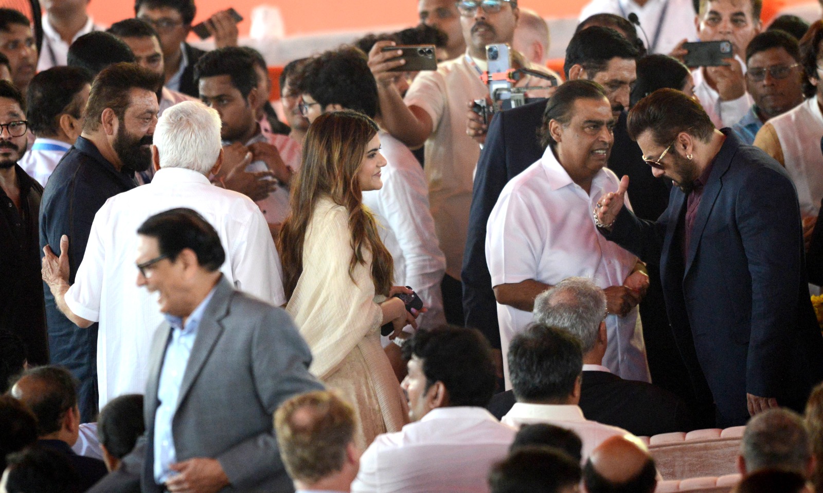 एक फ्रेम में दिखे संजय-सलमान और मुकेश अंबानी