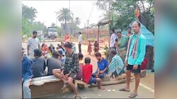 Subhadra Yojana: ସୁଭଦ୍ରା ଟଙ୍କା ନ ମିଳିବାରୁ ଅଙ୍ଗନବାଡ଼ି କର୍ମୀଙ୍କୁ ଖୁଣ୍ଟରେ ବାନ୍ଧିଲେ ମହିଳ