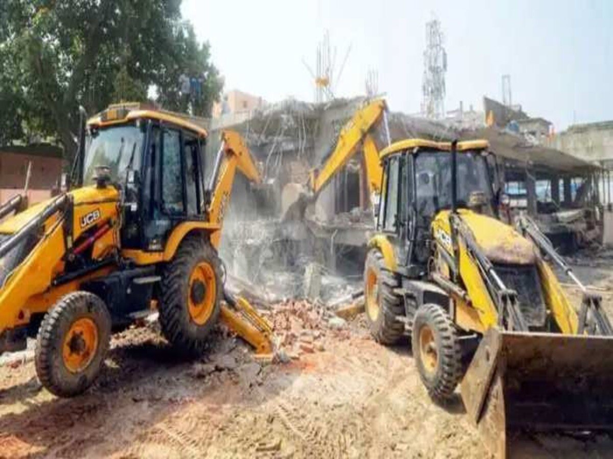 Ghaziabad Bulldozer Action: गाजियाबाद में घंटे भर दबाकर चला बुलडोजर ...