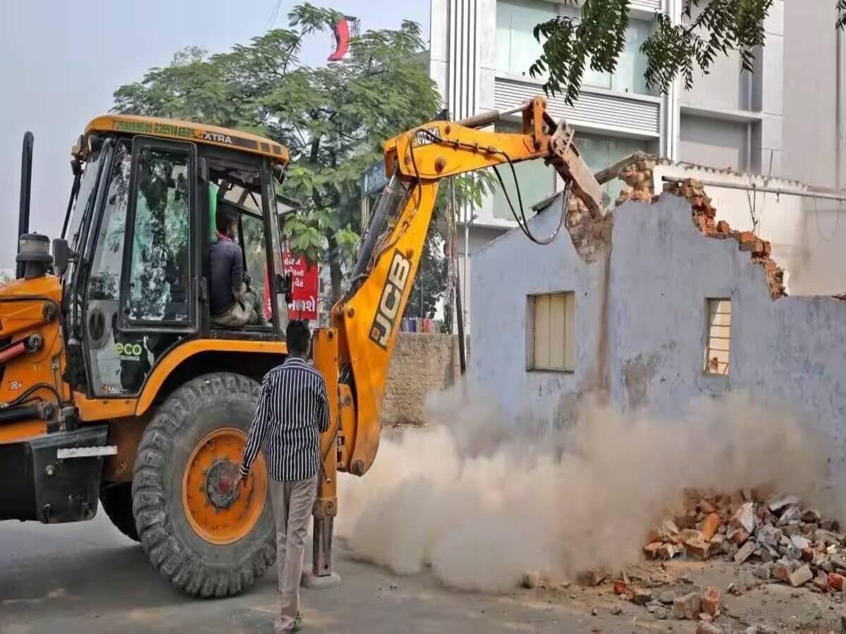Ghaziabad Bulldozer Action: गाजियाबाद में घंटे भर दबाकर चला बुलडोजर ...