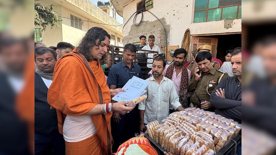 Jaipur News: नायक के अनिल कपूर की तरह MLA स्वामी बालमुकुंदाचार्य ने की कार्रवाई, बेकरी पर मारा छापा, गंदगी में बन रही ब्रेड..