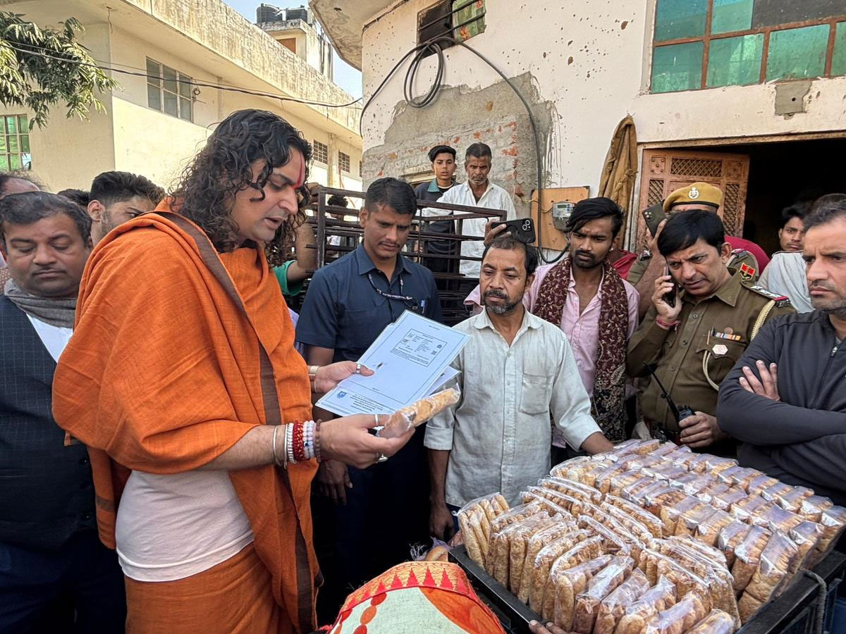 Jaipur News: नायक के अनिल कपूर की तरह MLA स्वामी बालमुकुंदाचार्य ने की कार्रवाई, बेकरी पर मारा छापा, गंदगी में बन रही ब्रेड.. Jaipur News: नायक के अनिल कपूर की तरह MLA स्वामी बालमुकुंदाचार्य ने की कार्रवाई, बेकरी पर मारा छापा, गंदगी में बन रही ब्रेड..