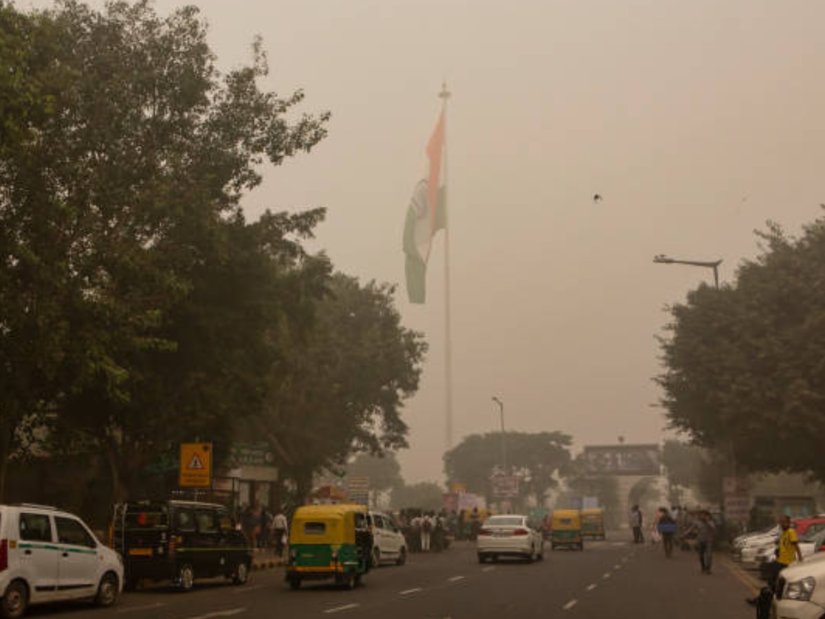 Delhi Pollution: दिल्ली की जहरीली हवा में आया थोड़ा सुधार, जानें अपने इलाके का AQI 