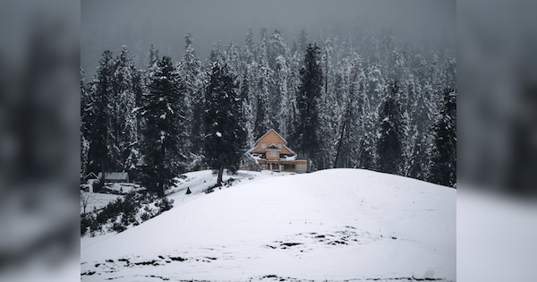 Weather Update: पहाड़ों में बर्फबारी तो इन राज्यों में बढ़ेगी ठंड, जानें आज के मौसम का हाल