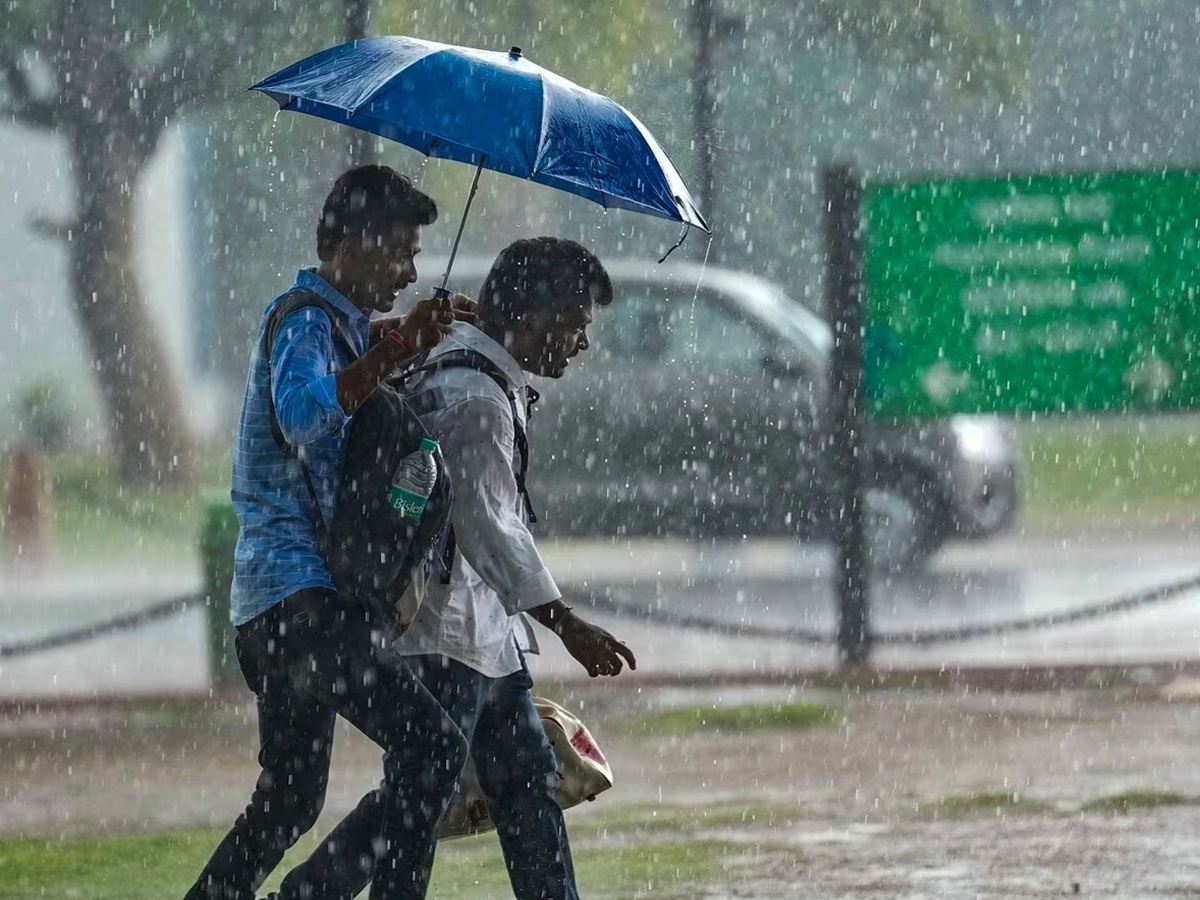Delhi NCR Rain: दिल्ली-एनसीआर में बारिश ने बढ़ाई ठंड, इस तारीख से और नीचे जाएगा पारा!