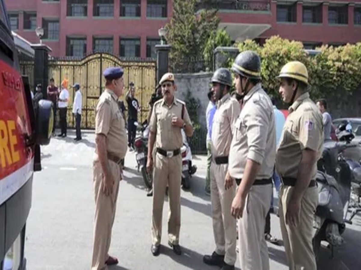 Bomb Threat: दिल्ली के 40 स्कूलों को बम से उड़ाने की धमकी, Bomb न फोड़ने के लिए 30 हजार डॉलर की मांग