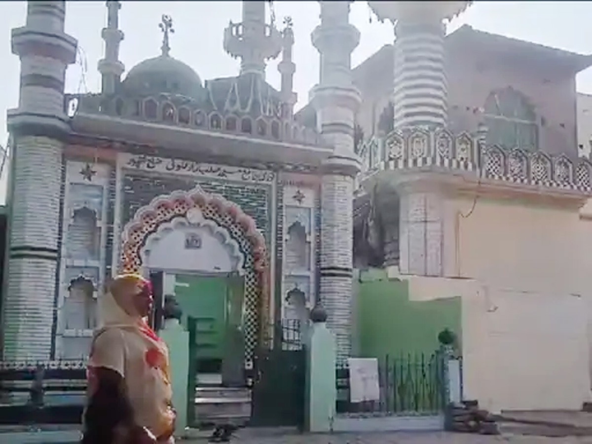 Fatehpur Noori Masjid: नूरी मस्जिद की दीवार पर चला बुलडोजर, इलाके में फोर्स तैनात