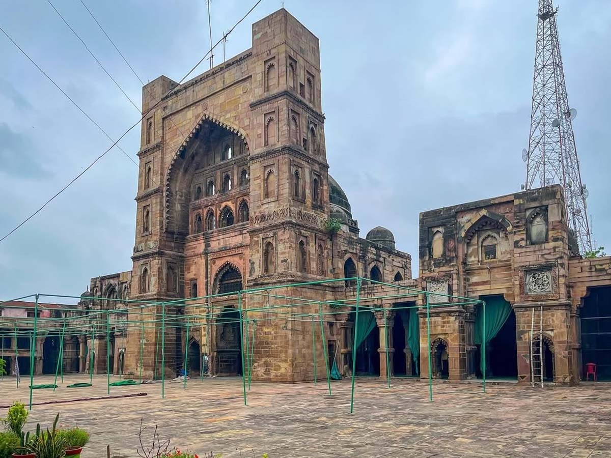 Atala Masjid: अटाला मस्जिद पर मुस्लिमों ने रखा अपना पक्ष, हिंदू पक्ष इस दिन रखेगा अपनी दलीलें