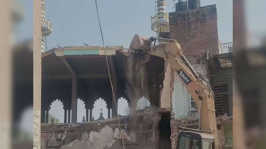 2 दिन बाद आना था फैसला, PWD ने पहले ही चला दिया मस्जिद पर बुल्डोजर! 