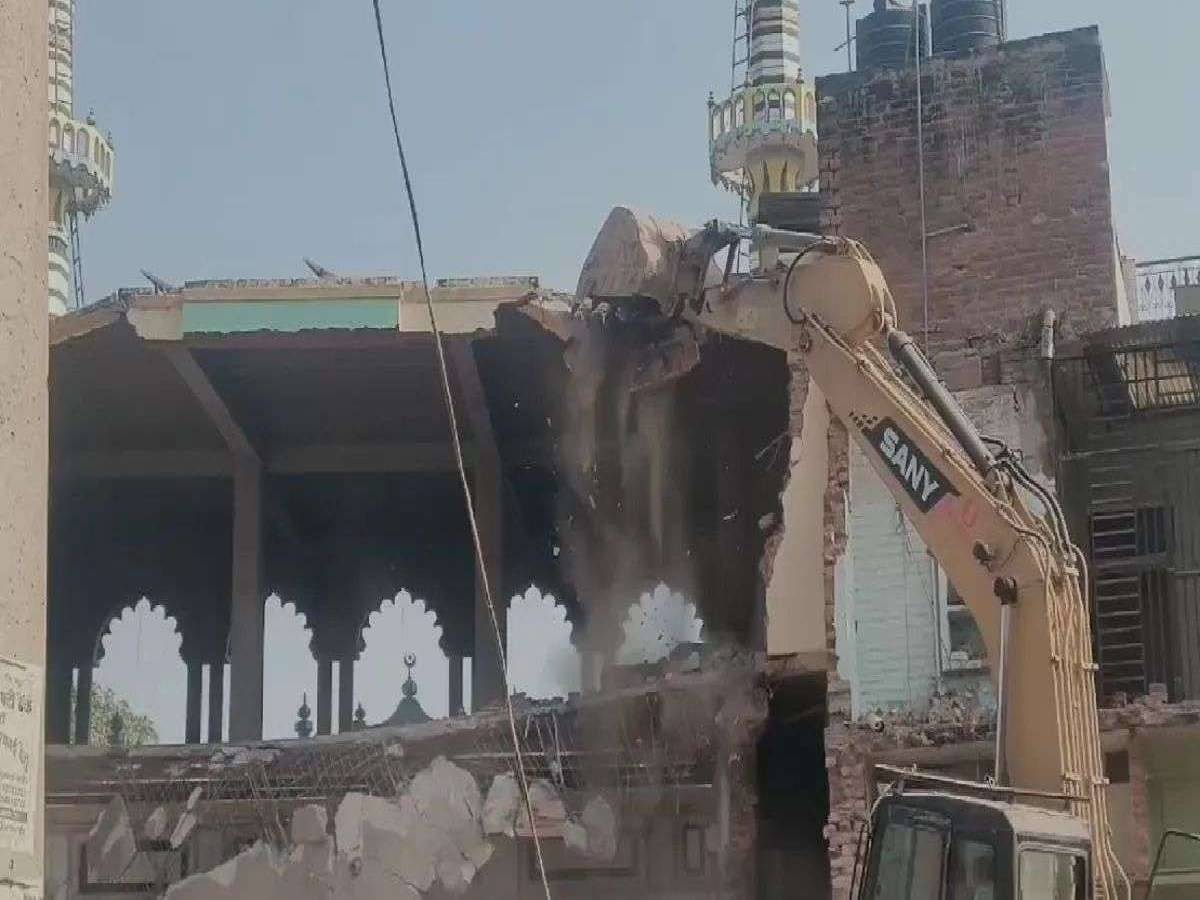 2 दिन बाद आना था फैसला, PWD ने पहले ही चला दिया मस्जिद पर बुल्डोजर! 2 दिन बाद आना था फैसला, PWD ने पहले ही चला दिया मस्जिद पर बुल्डोजर!