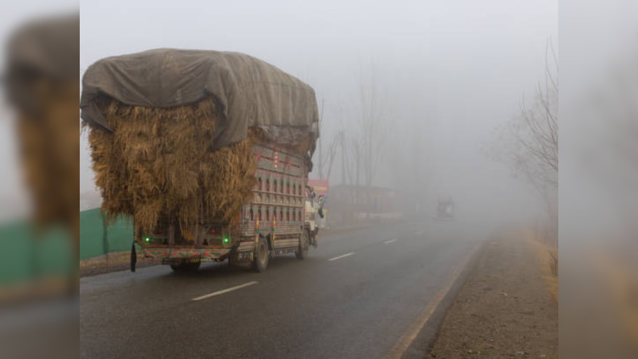 Rajasthan Weather Update: पहाड़ी इलाकों में हो रही बर्फबारी का राजस्थान में दिखने लगा है असर, हाड़ कंपाने वाली ठंड से हाल हो रहा बेहाल