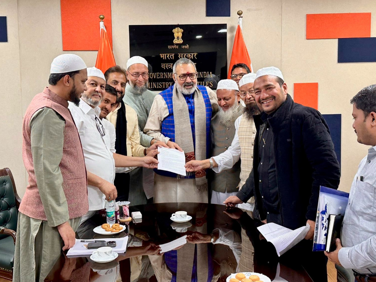 एक दूसरे को सांप्रदायिक बताने वाले ओवैसी और गिरिराज की ये दोस्ताना तस्वीर देख लोग हैरान! एक दूसरे को सांप्रदायिक बताने वाले ओवैसी और गिरिराज की ये दोस्ताना तस्वीर देख लोग हैरान!