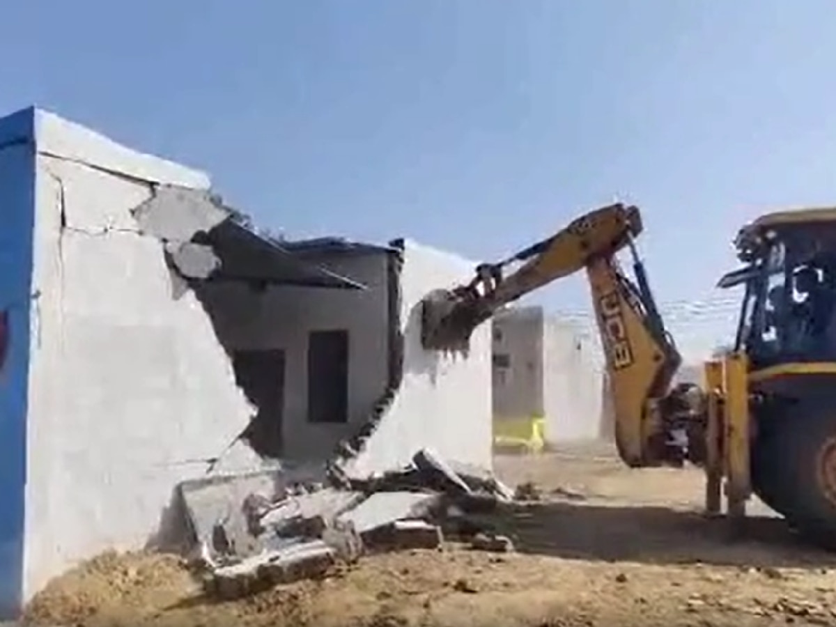 Bulldozer Action: गुरुग्राम में गरजे बुलडोजर, 70 एकड़ में काटी जा रही अवैध कॉलोनी को किया जमींदोज