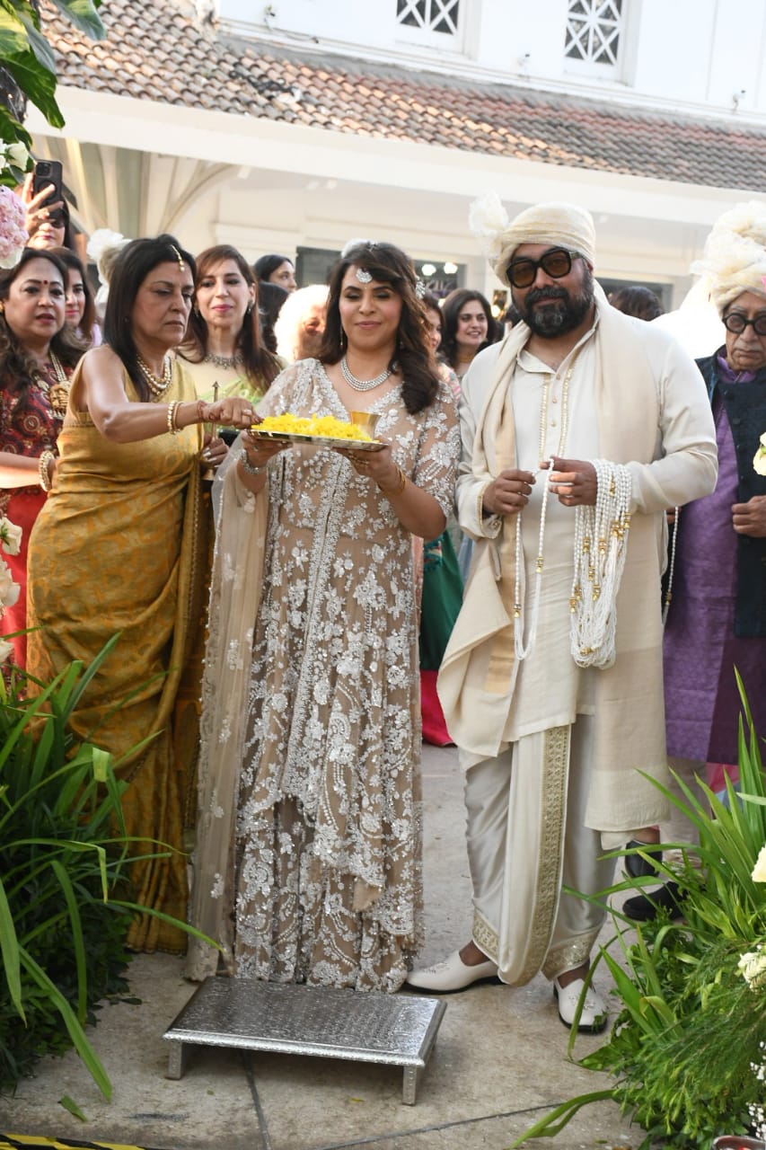 धोती कुर्ता में दिखे दामाद के ससुर जी