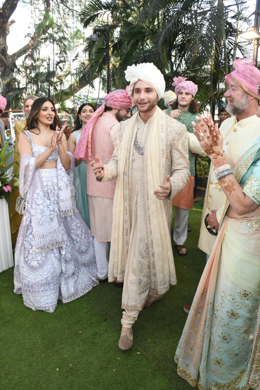 इंडियन लुक में तैयार हुआ अनुराग का विदेशी दामाद
