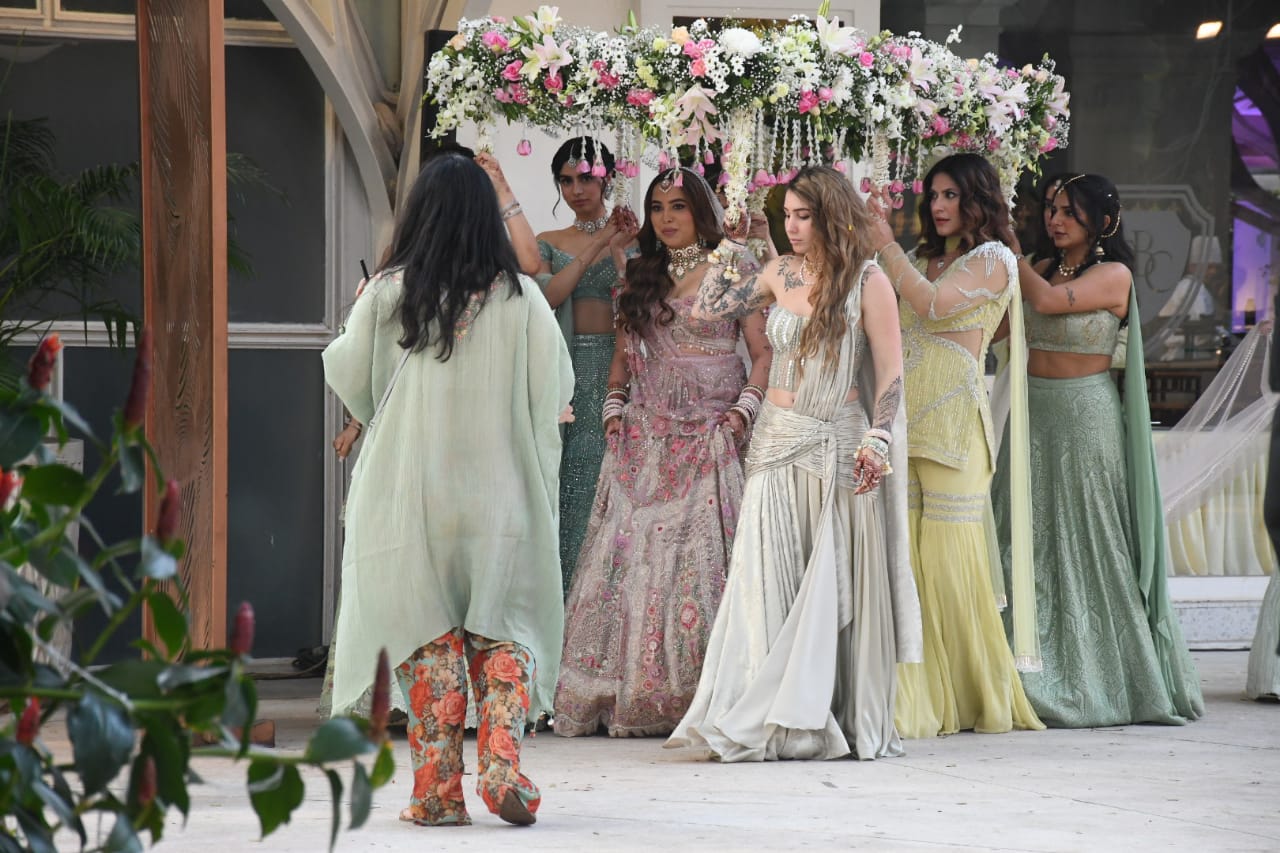 लाइट कलर के लहंगे में खूबसूरत लगीं आलिया