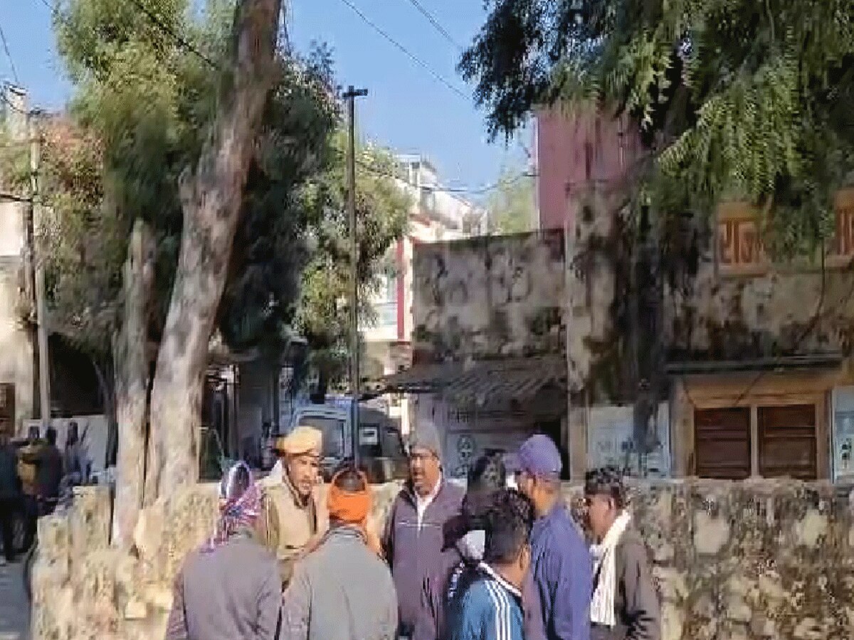 Alwar News: पूर्व सभापति के घर के सामने नाली में मिला व्यक्ति का शव, मचा हड़कंप 