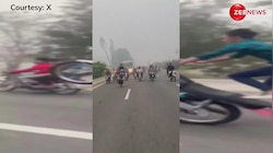 हवाबाजी करने के लिए लड़कों ने बाइक से किया जानलेवा स्टंट, वीडियो देख लोग बोले 'कैसा पागलपन है ये'