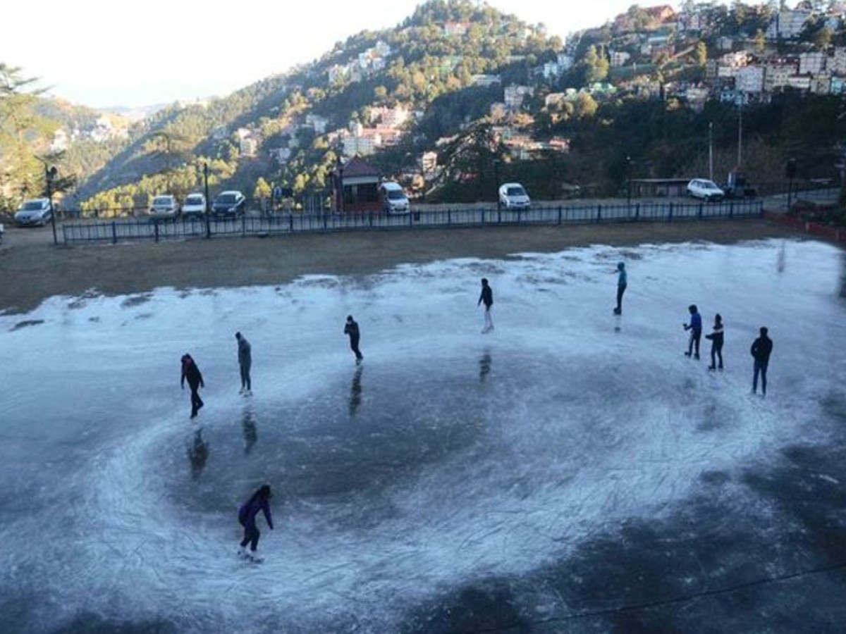 Ice Skating: शिमला के आइस स्केटिंग रिंक में स्केटिंग हुई शुरू, जानें टाइम और शुल्क