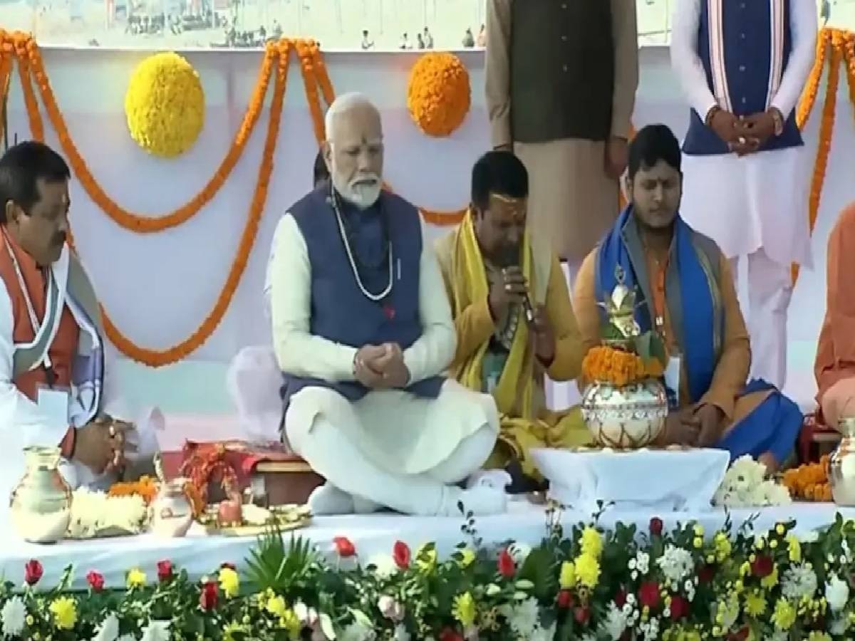 PM Modi Prayagraj Visit: महाकुंभ में पीएम मोदी ने की 'अमृत कलश' की स्थापना, जानें इसकी खासियत