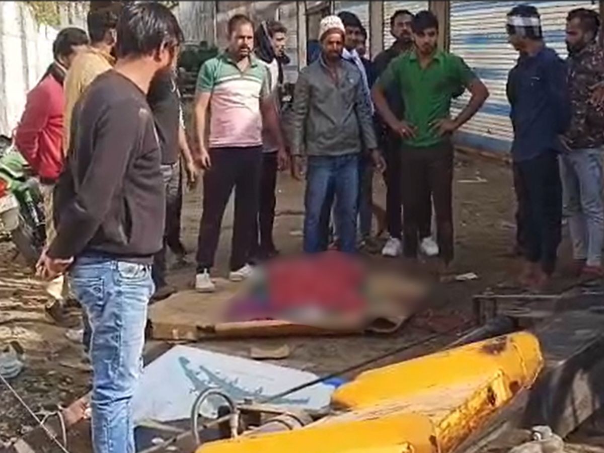 Jhalawar News : झालावाड़ में रोड रोलर उतारते समय हुआ बड़ा हादसा, क्रेन पलटने से राहगीर की मौत Jhalawar News : झालावाड़ में रोड रोलर उतारते समय हुआ बड़ा हादसा, क्रेन पलटने से राहगीर की मौत